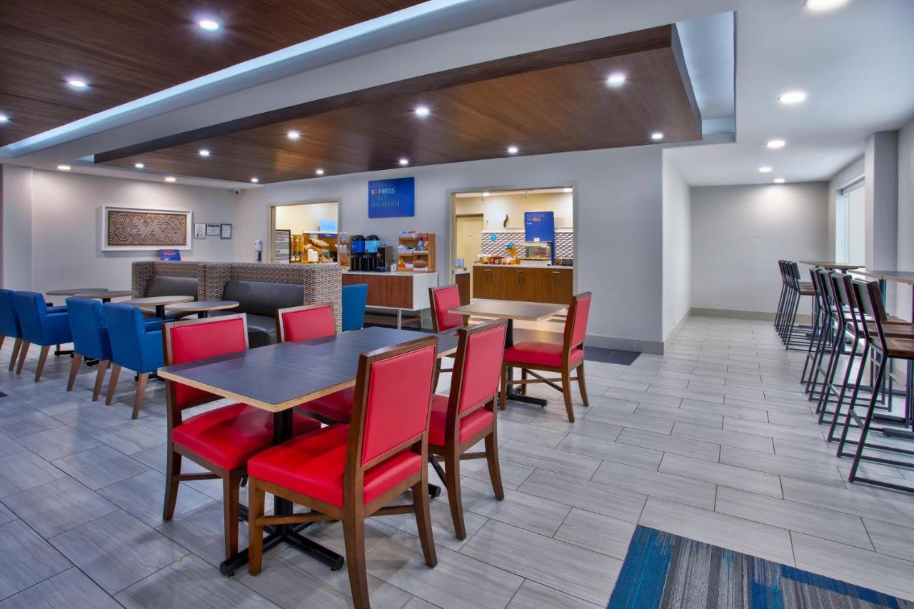 Hotel Express And By Ihg Katy