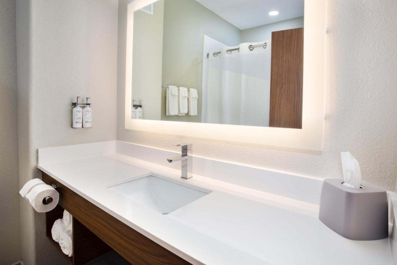 Hotel Express And By Ihg Katy